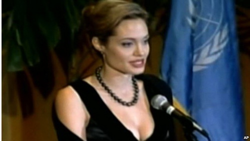 กรณีการผ่าตัดเต้านมของ Angelina Jolie ทางเลือกของผู้มีความเสี่ยงมะเร็งเต้านม